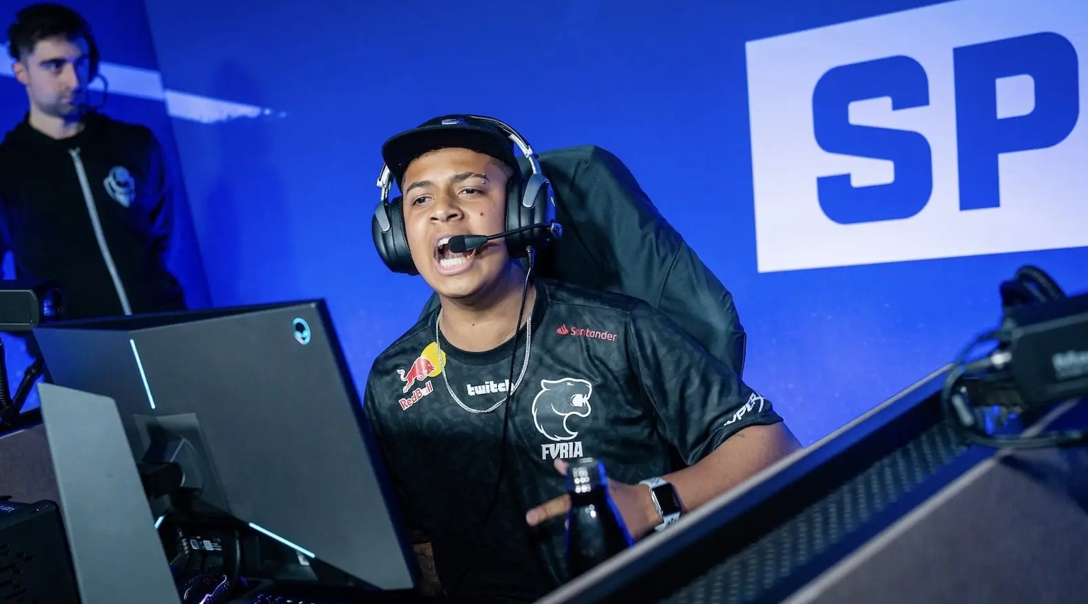 甚至背靠背 甚至背靠背