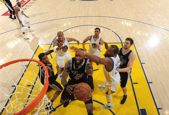 被前场逼抢 被前场逼抢